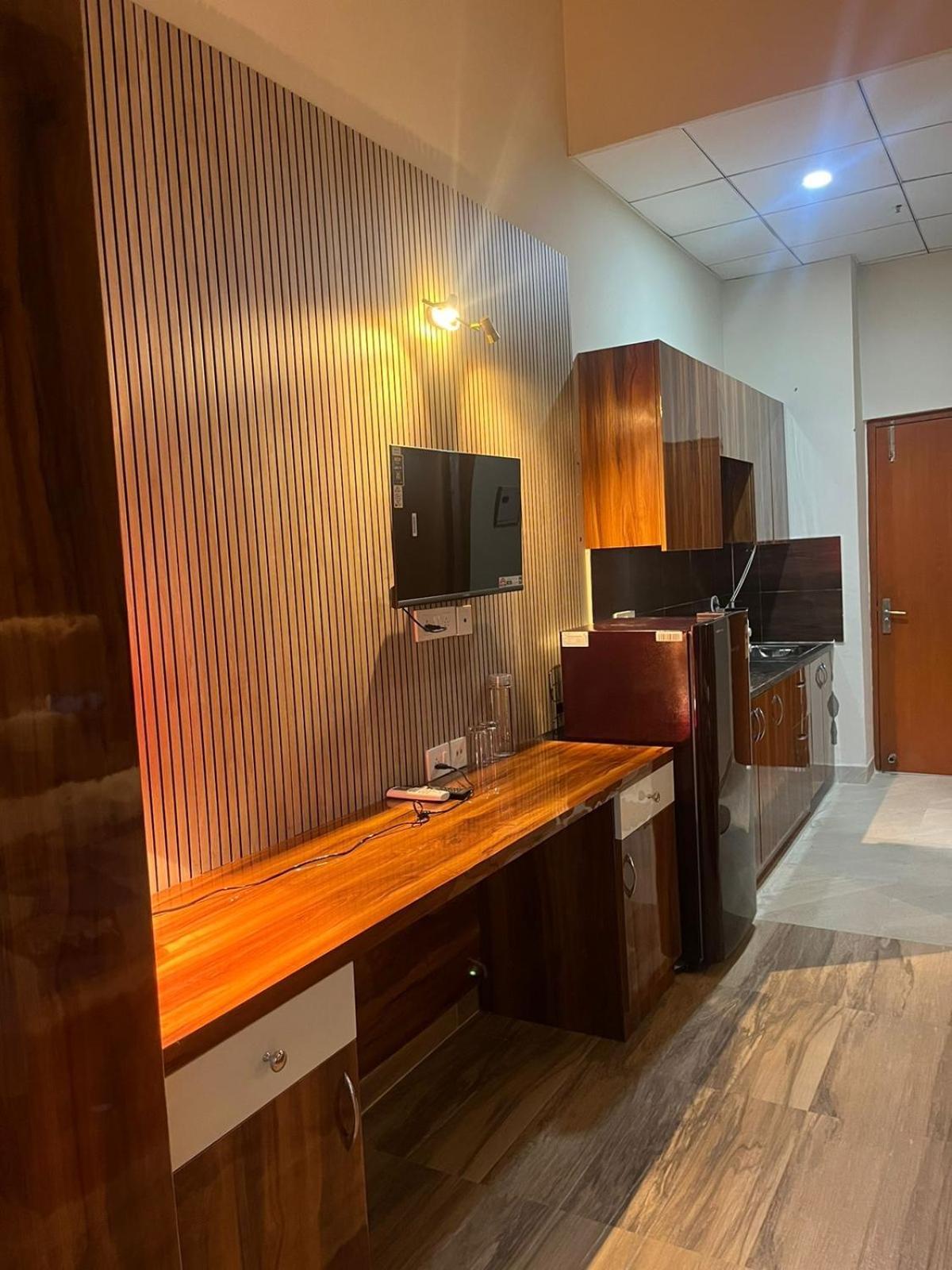 Studio Apartment In Greater Noida Εξωτερικό φωτογραφία